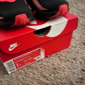 Girls Nike air max. Wore once.